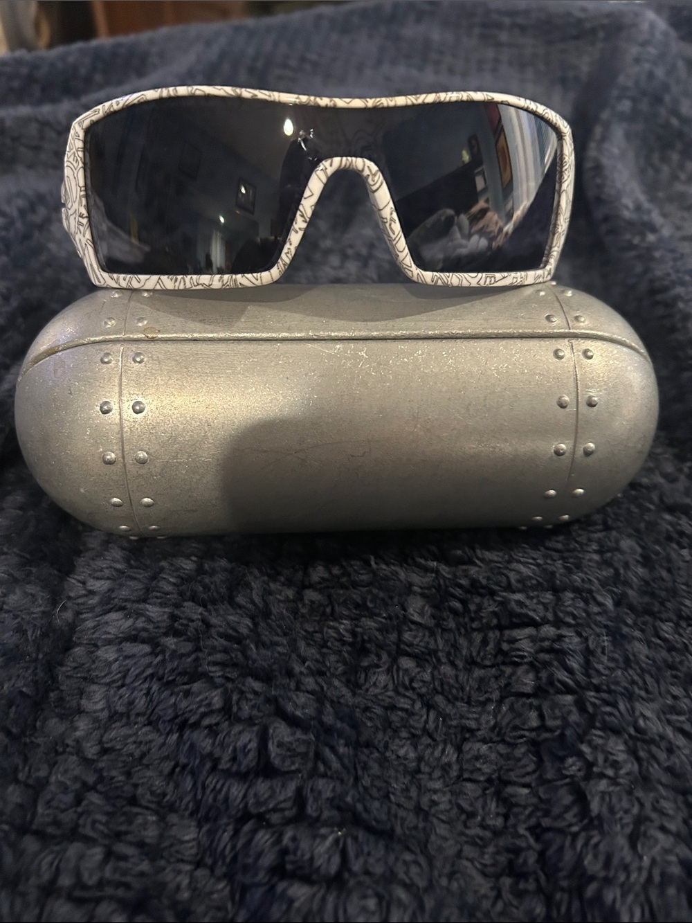 Oakley White and Gray unisex Sunglasses with Dark Lenses perfect condition